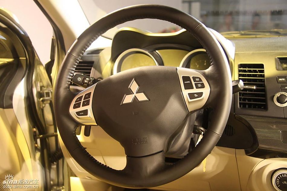 东南三菱翼神内饰实拍图