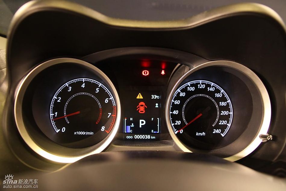 东南三菱翼神内饰实拍图