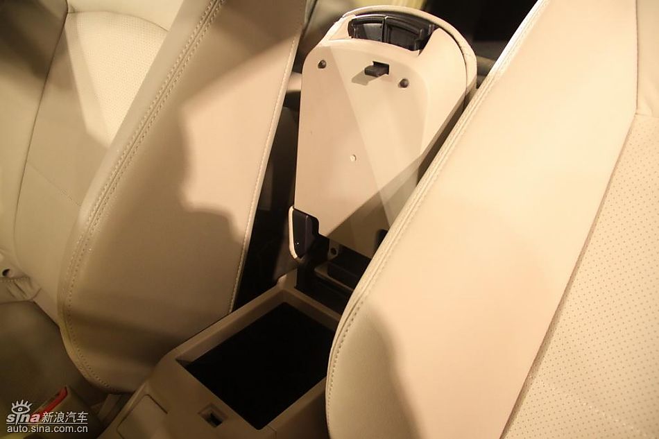 东南三菱翼神内饰实拍图