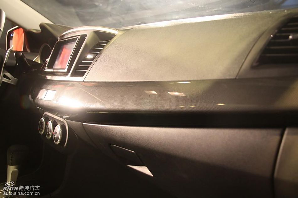 东南三菱翼神内饰实拍图
