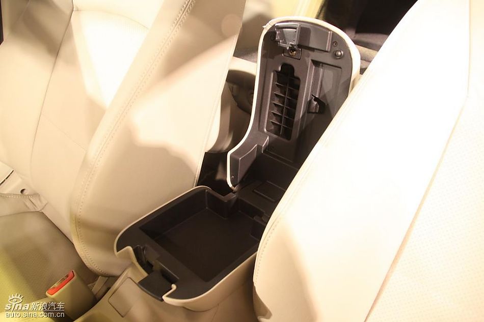 东南三菱翼神内饰实拍图