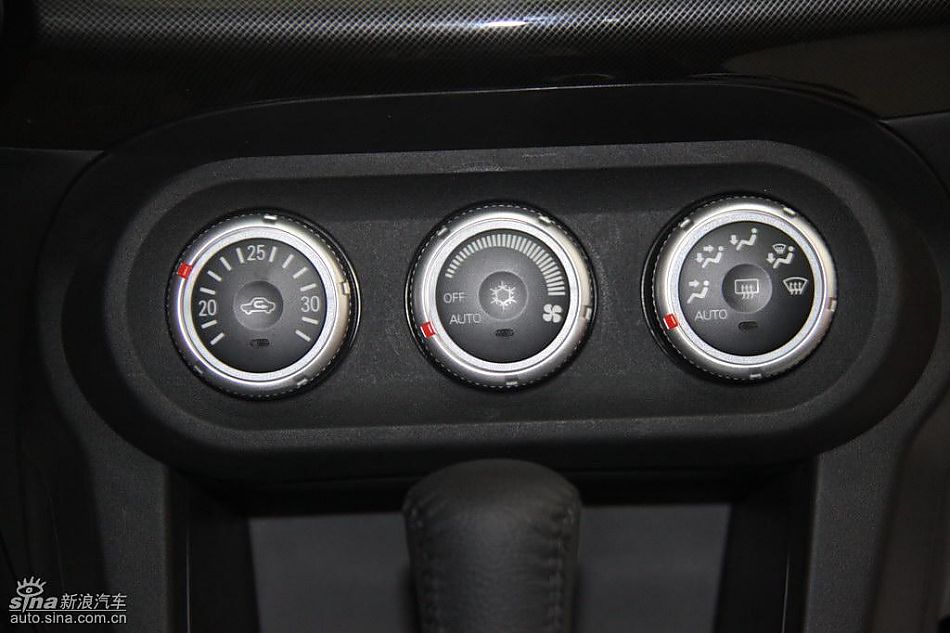 东南三菱翼神下线仪式现场新车内饰细节图