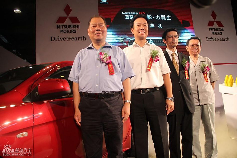 东南三菱领导与新车合影