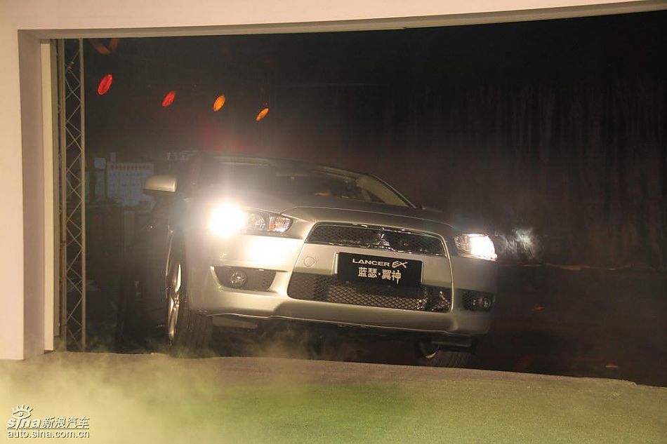 东南三菱翼神下线仪式现场新车图