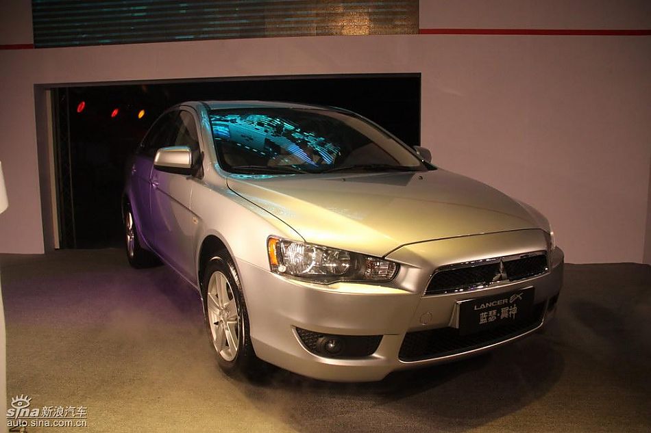 东南三菱翼神下线仪式现场新车图