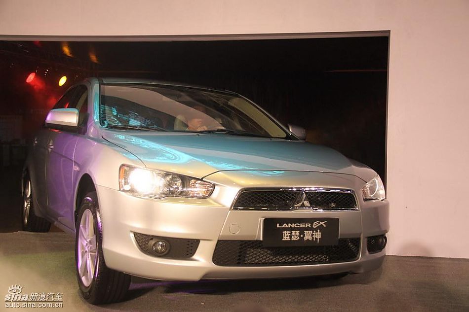 东南三菱翼神下线仪式现场新车图