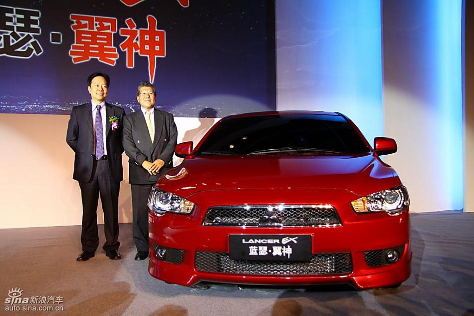 东南三菱蓝瑟翼神命名发布会现场嘉宾合影