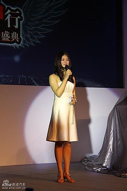 东南三菱蓝瑟翼神命名发布会现场主持人