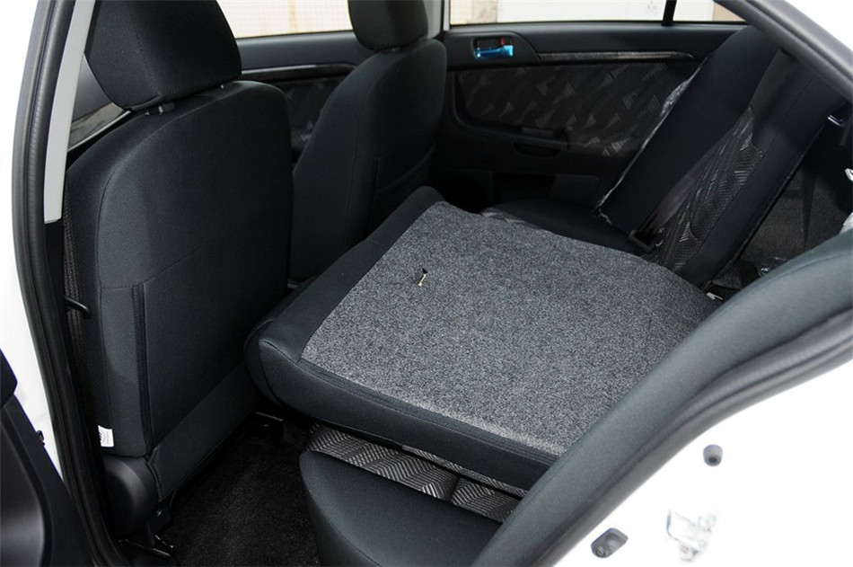 2013款 时尚版 1.8L CVT 舒适型 座椅空间