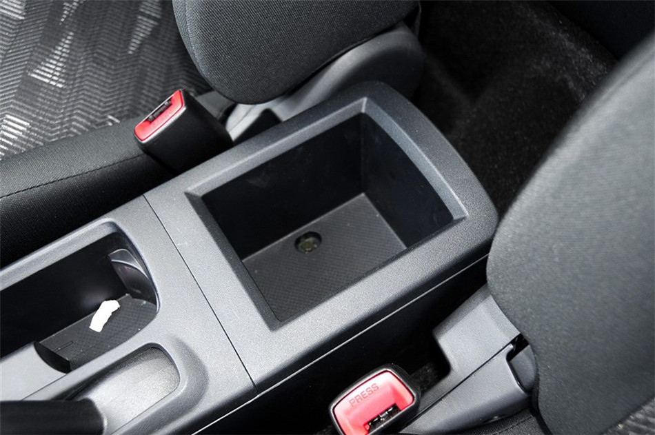 2013款 时尚版 1.8L CVT 舒适型 座椅空间