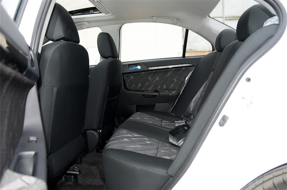 2013款 时尚版 1.8L CVT 舒适型 座椅空间