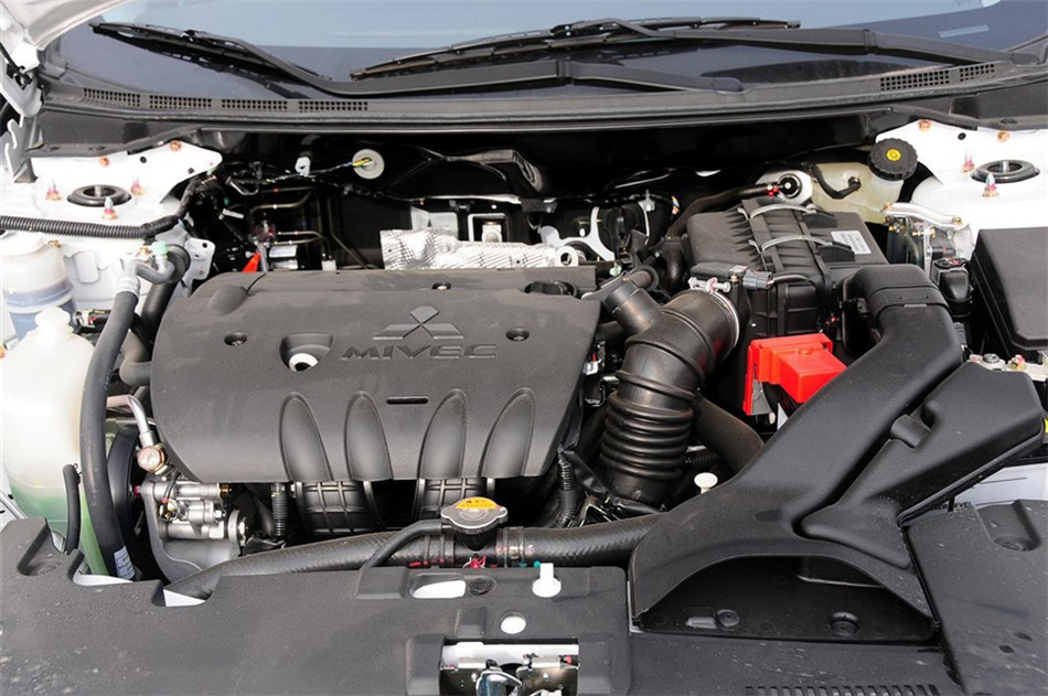 2013款 时尚版 1.8L CVT 舒适型 引擎底盘