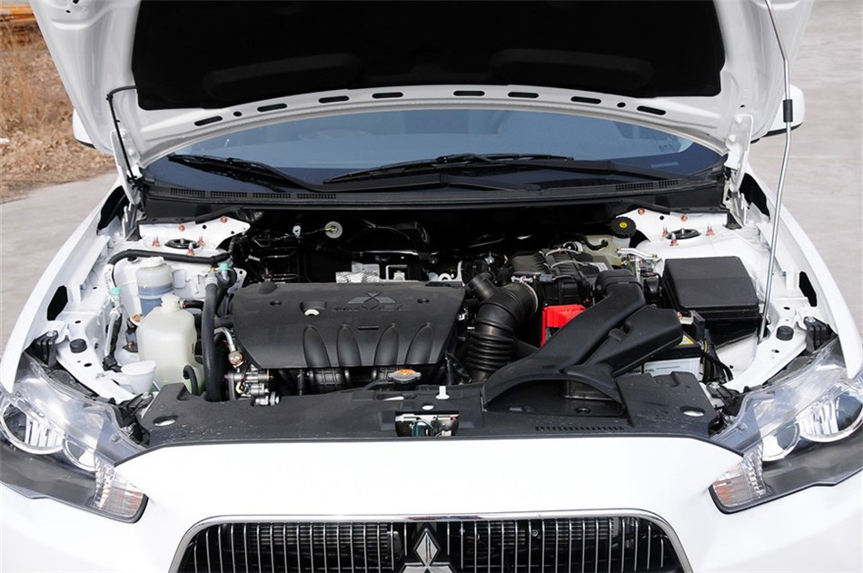 2013款 时尚版 1.8L CVT 舒适型 引擎底盘