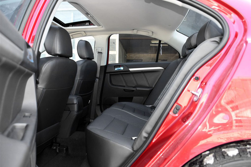 2015款 1.8L CVT致尚型 国V 座椅空间