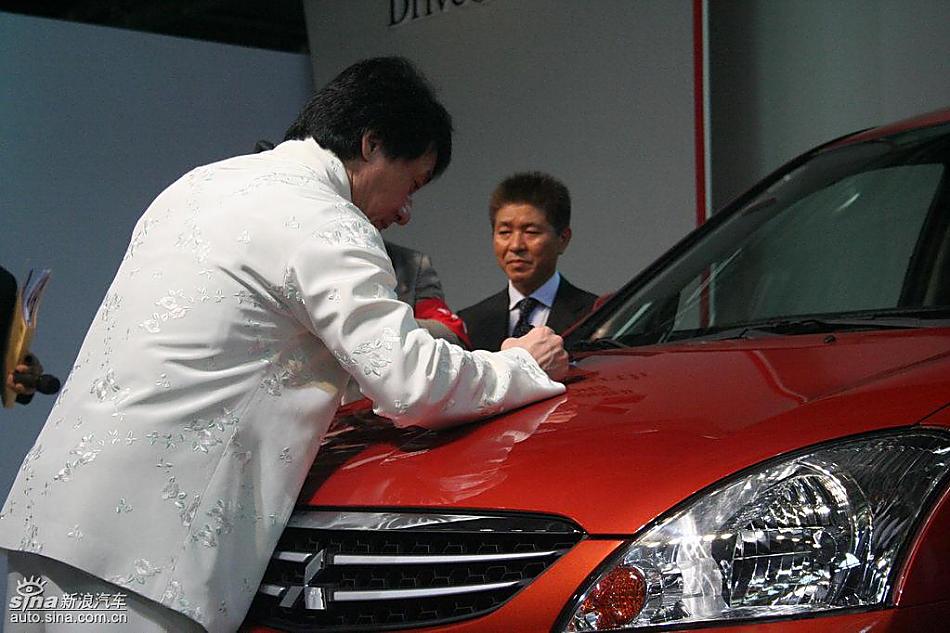 成龙在三菱Zinger君阁下线现场