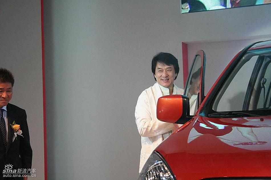 成龙在三菱Zinger君阁下线现场