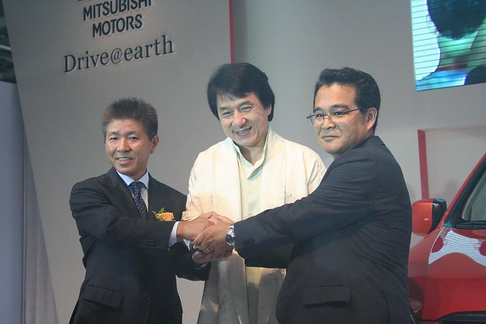 成龙在三菱Zinger君阁下线现场