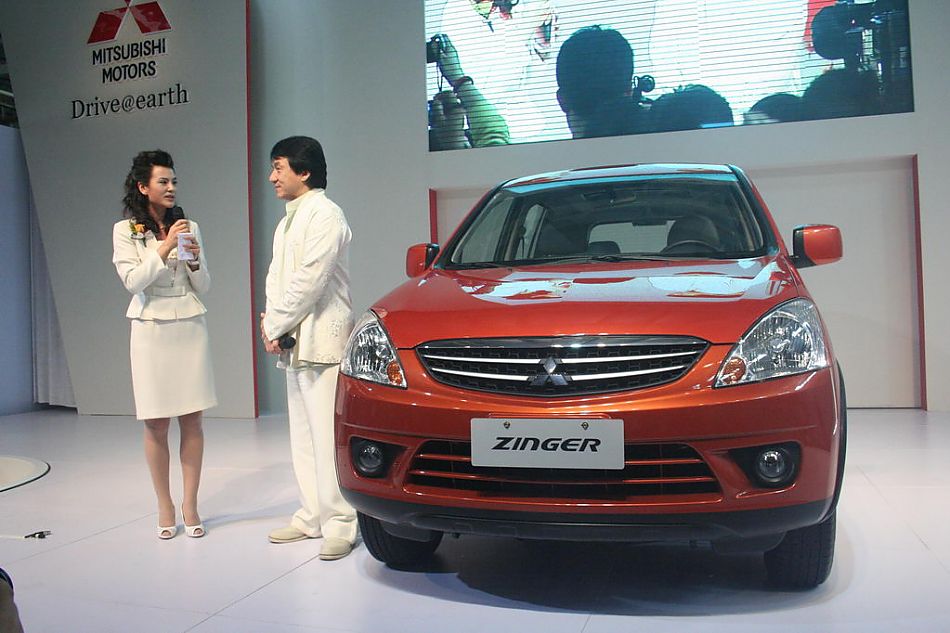 成龙在三菱Zinger君阁下线现场