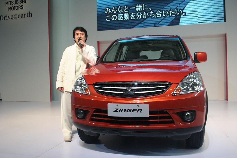 成龙在三菱Zinger君阁下线现场