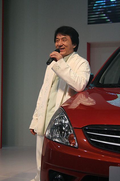 成龙在三菱Zinger君阁下线现场