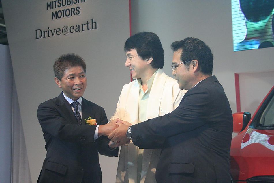 成龙在三菱Zinger君阁下线现场