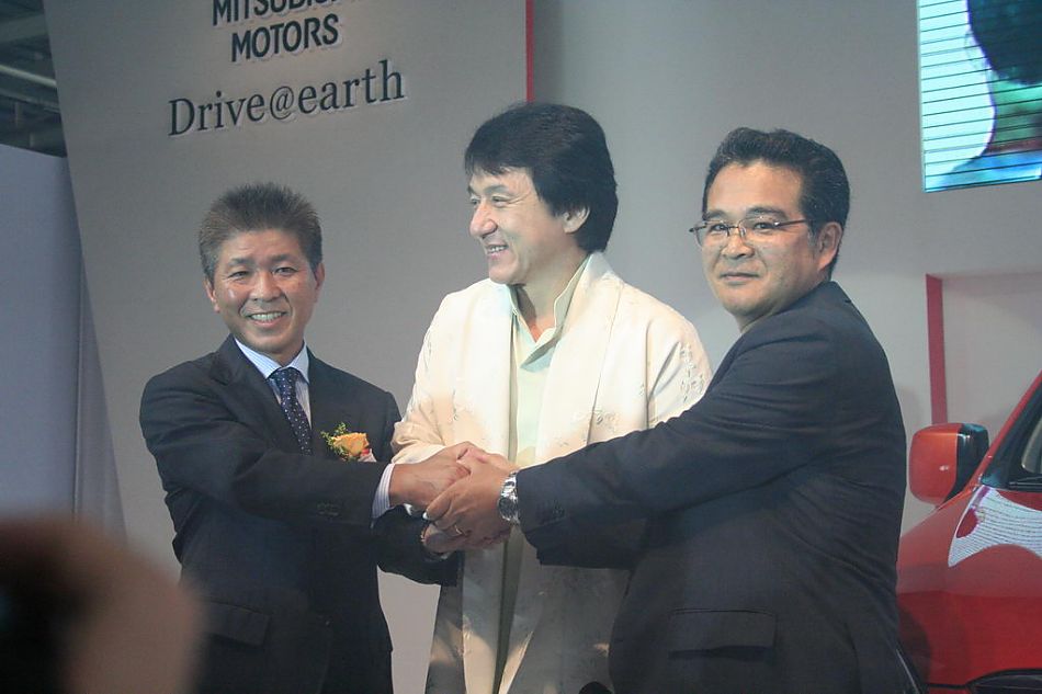 成龙在三菱Zinger君阁下线现场