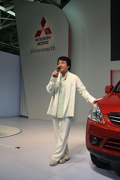 成龙在三菱Zinger君阁下线现场