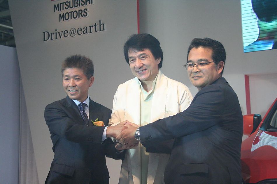 成龙在三菱Zinger君阁下线现场