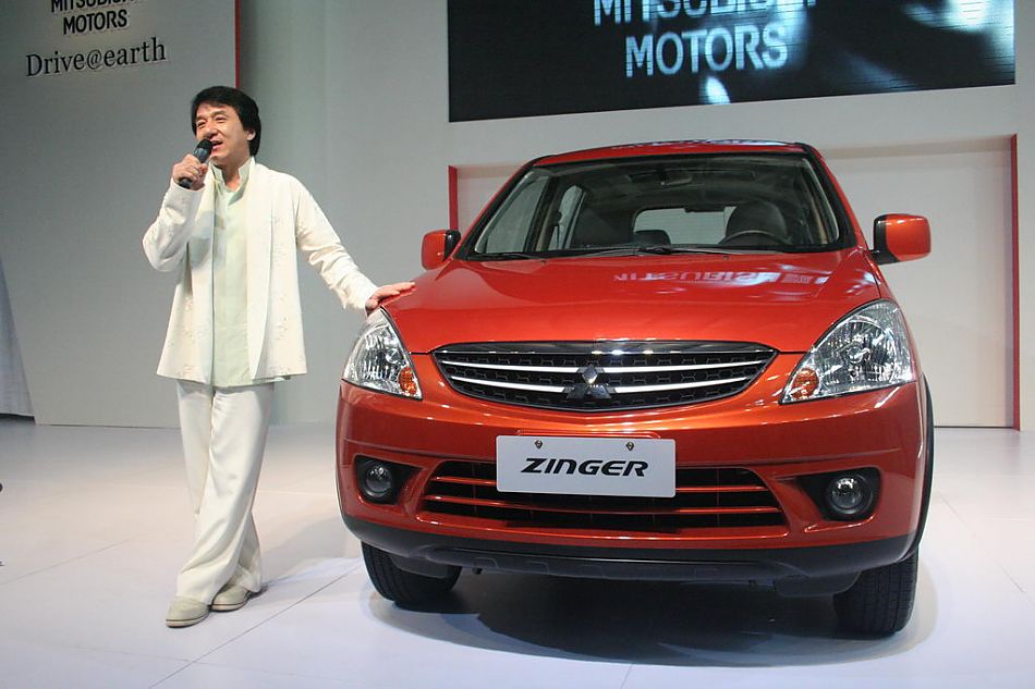成龙在三菱Zinger君阁下线现场