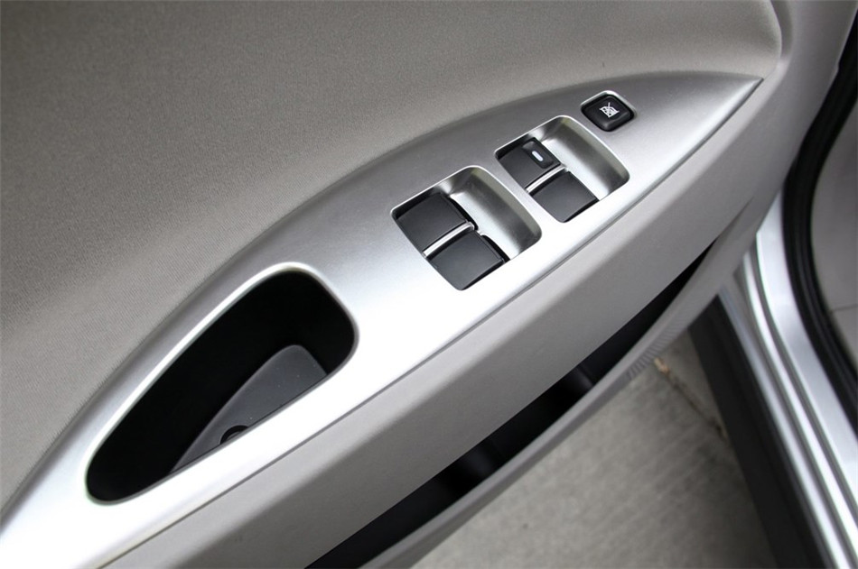 2011款 2.0L AT 旗舰型 座椅空间