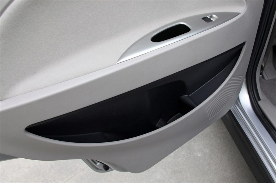 2011款 2.0L AT 旗舰型 座椅空间