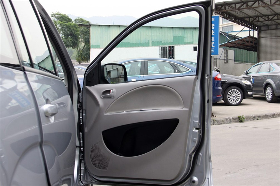 2011款 2.0L AT 旗舰型 座椅空间