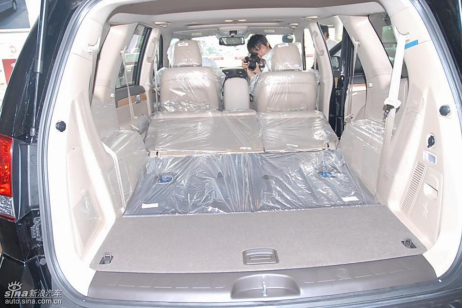 起亚霸锐后备厢