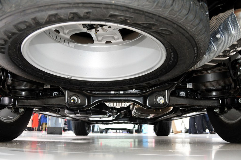 起亚霸锐3.8L自动豪华型 引擎底盘