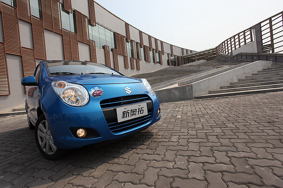 全新奥拓外观图片