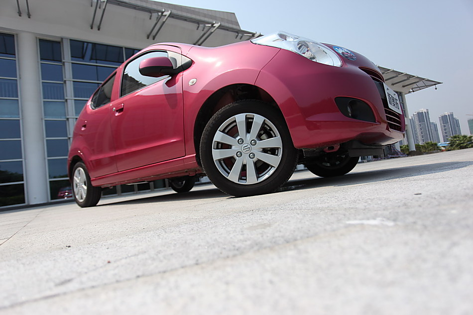 全新奥拓外观图片