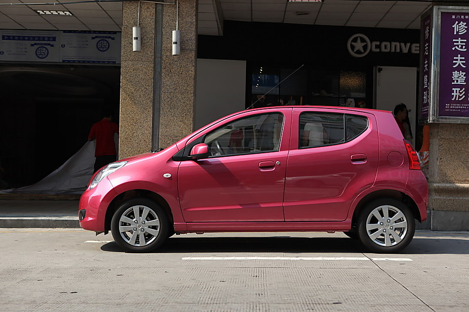 全新奥拓外观图片