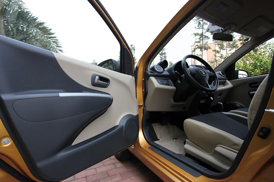 新奥拓内饰图片