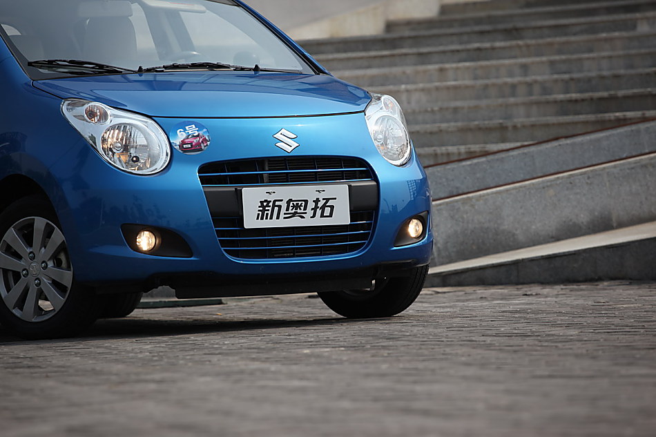 全新奥拓外观图片