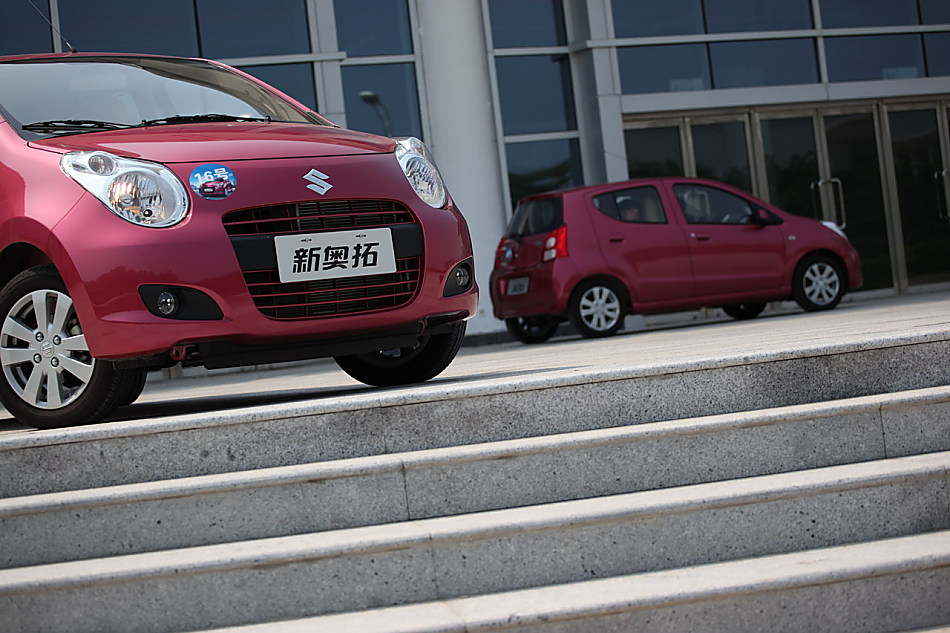 全新奥拓外观图片