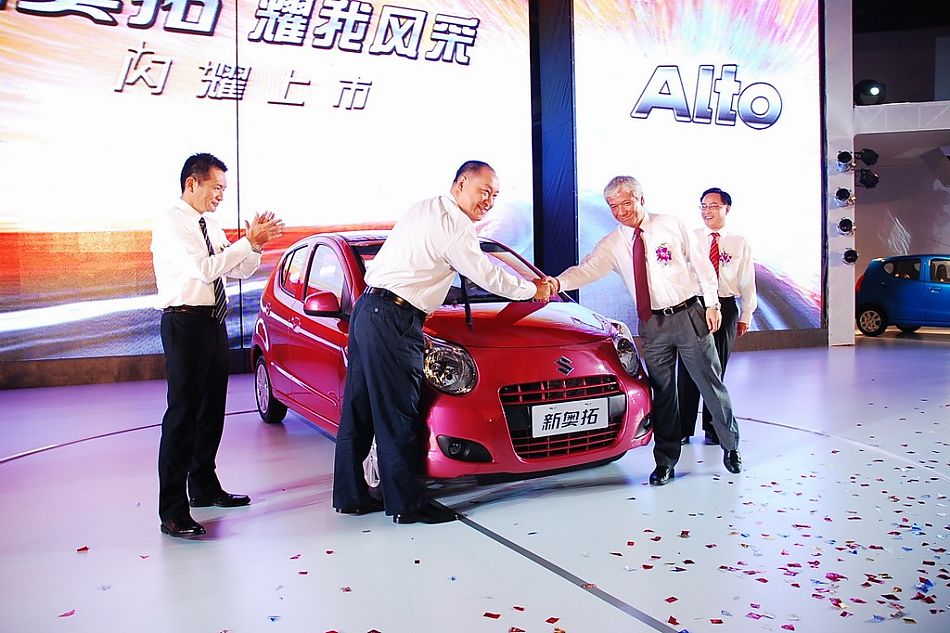 长安铃木高层领导与新奥拓合影