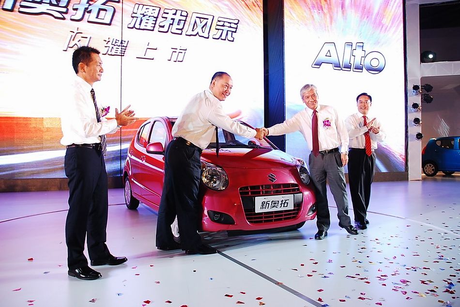 长安铃木高层领导与新奥拓合影