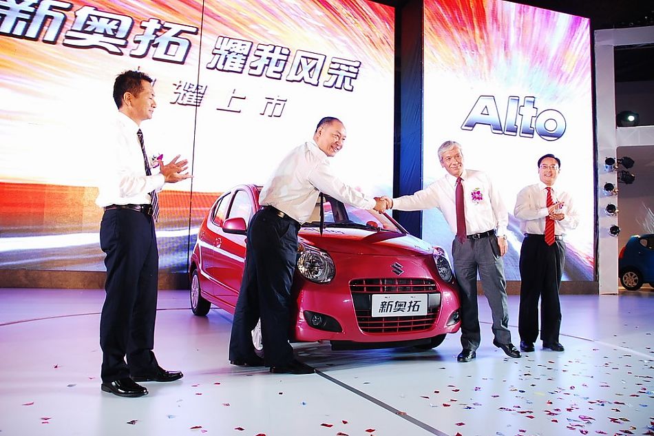 长安铃木高层领导与新奥拓合影