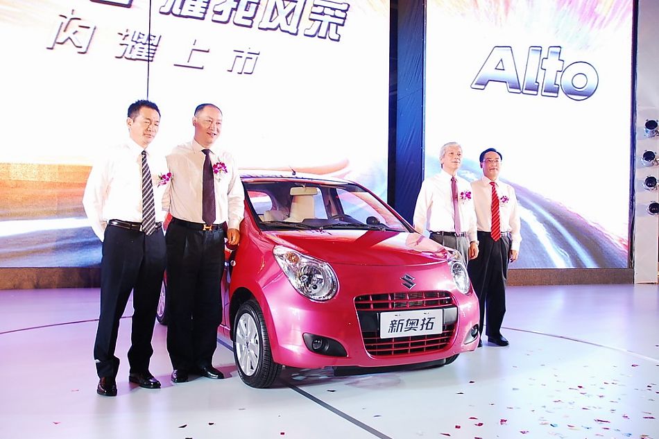 长安铃木高层领导与新奥拓合影