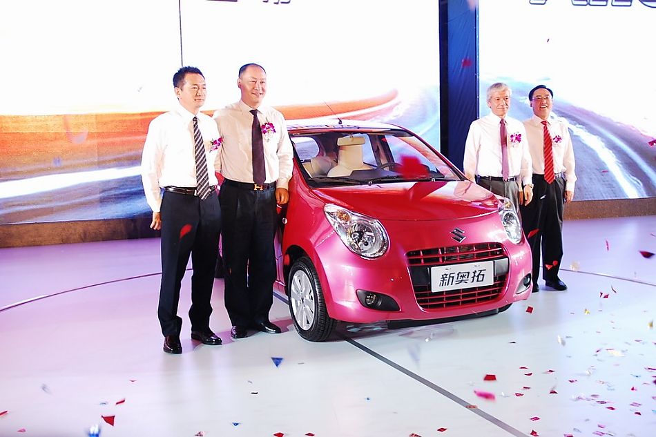 长安铃木高层领导与新奥拓合影