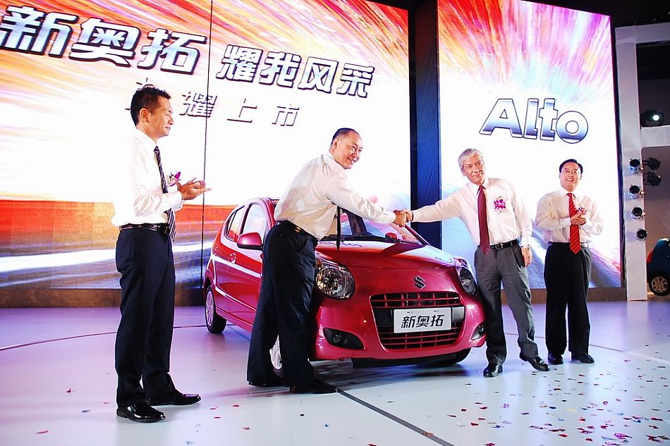 长安铃木高层领导与新奥拓合影