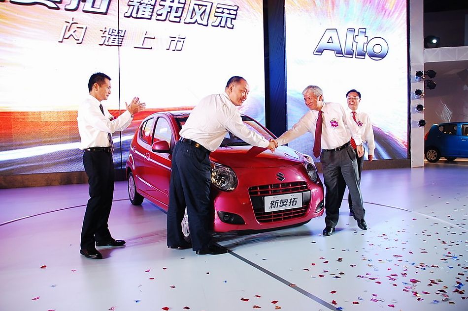 长安铃木高层领导与新奥拓合影