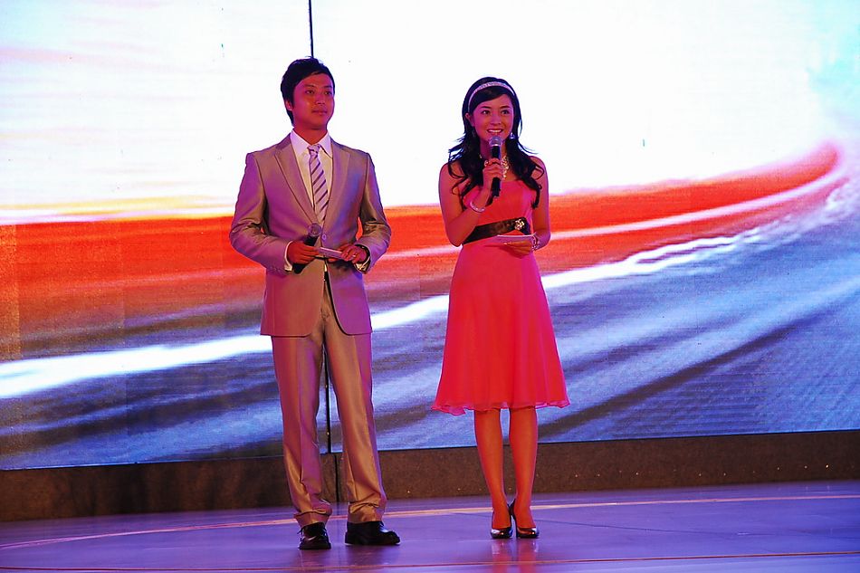 新奥拓上市发布会主持人