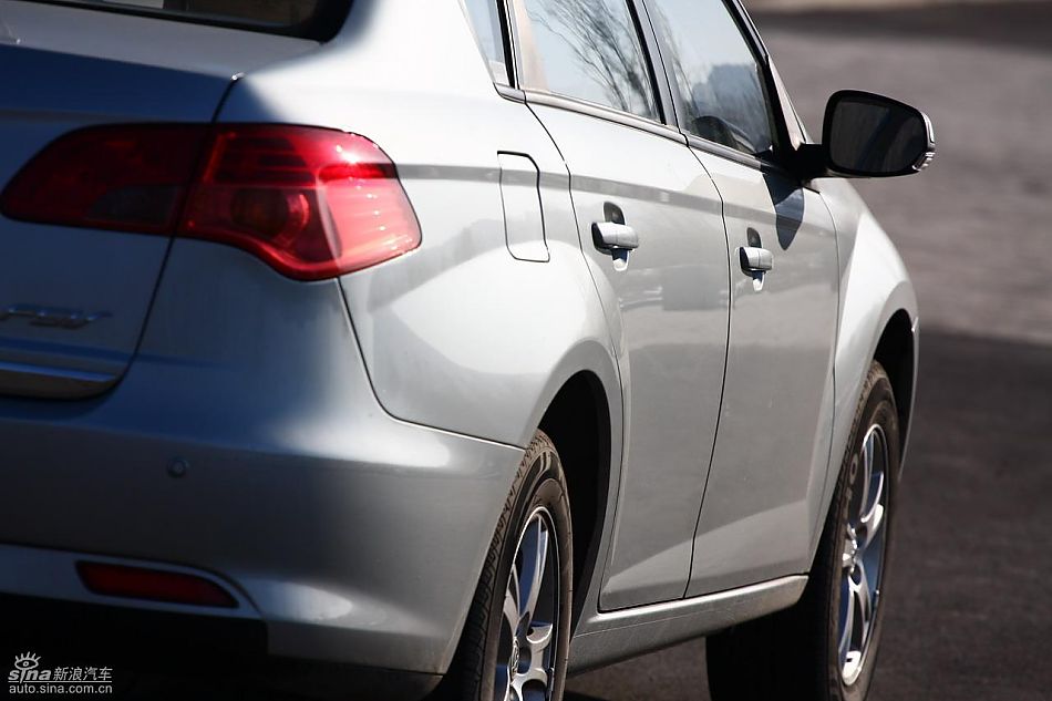 中华骏捷FSV试车实拍图发动机细节与其他