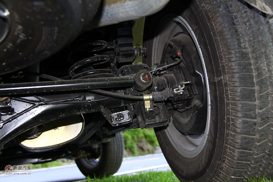 陆风X8底盘及发动机细节